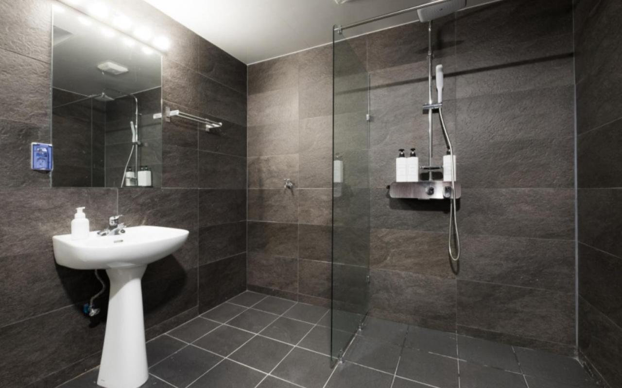 Canvas Black Guesthouse Μπουσάν Εξωτερικό φωτογραφία